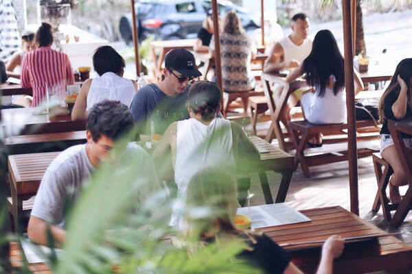Bukit Cafe Uluwatu: Brunch Favorit Peselancar di Jalan Labuan Sait