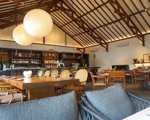 Cafe Batu Jimbar Sanur: Sarapan Panjang di Taman Legendaris
