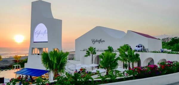 Café del Mar Bali: Kolam Infinity & Sunset Ibiza di Canggu