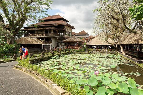 Cafe Lotus Ubud: Makan Malam di Tepi Kolam Teratai Pura Saraswati