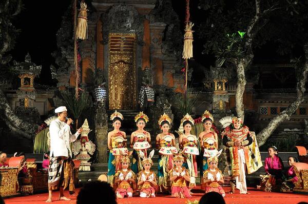 Cafe Lotus Ubud: Makan Malam di Tepi Kolam Teratai Pura Saraswati