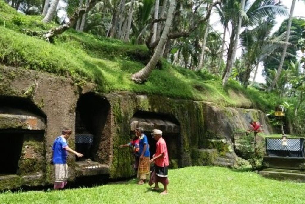 Candi Tebing Jukut Paku, Singakerta: Ancient Hermit Niches & a Holy Spring on the Wos River