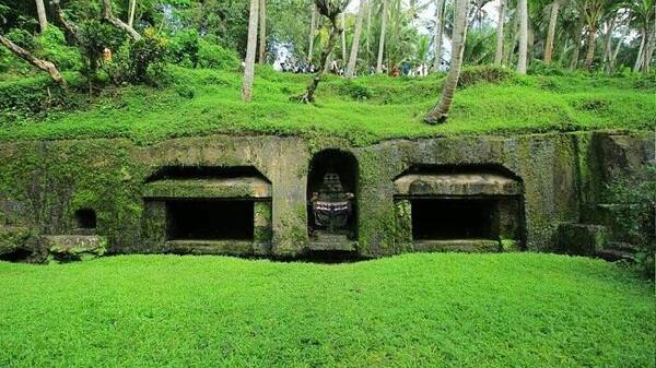 Candi Tebing Jukut Paku, Singakerta: Ceruk Pertapaan Kuno & Mata Air Suci di Tepi Sungai Wos
