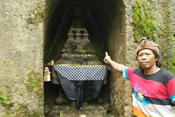 Candi Tebing Jukut Paku, Singakerta: Ceruk Pertapaan Kuno & Mata Air Suci di Tepi Sungai Wos