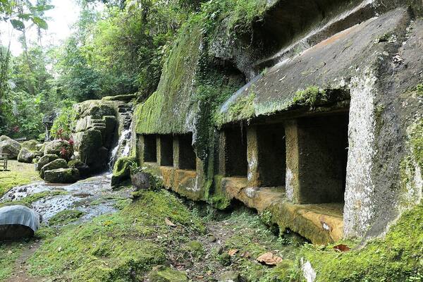 Candi Tebing Tegallinggah: Situs Pahat Tebing Abad ke-11 yang Nyaris Terlupakan