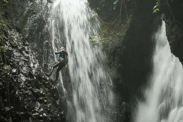 Kerenkali Canyoning, Gitgit: 20-Metre Waterfall Rappels & Rock Slides in North Bali