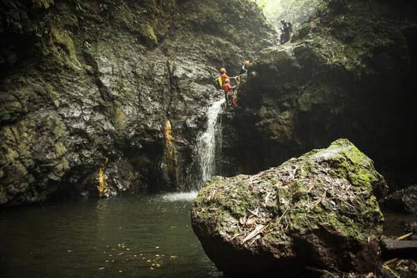 Canyoning Kerenkali Gitgit: Rappel Air Terjun 20 Meter & Seluncur Batu di Bali Utara