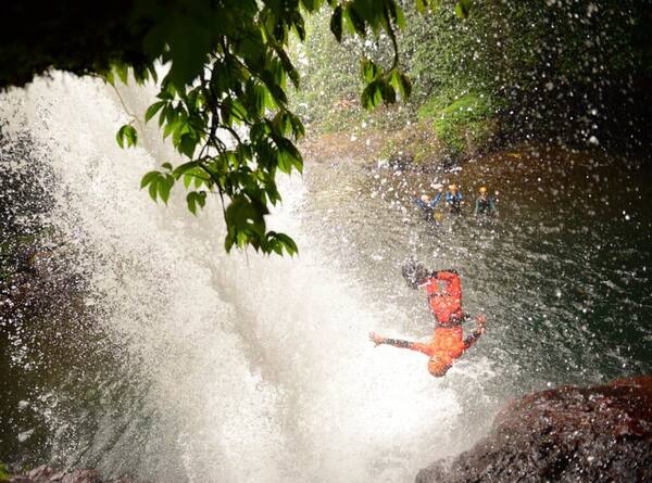 Canyoning Kerenkali Gitgit: Rappel Air Terjun 20 Meter & Seluncur Batu di Bali Utara