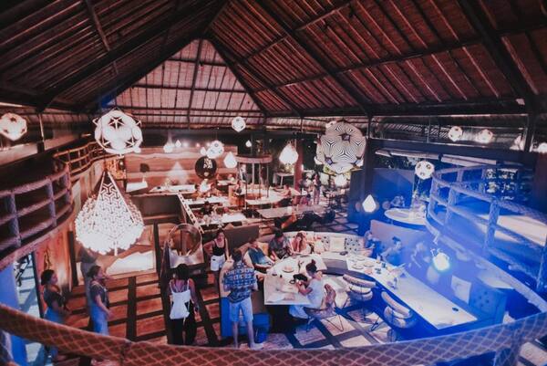 Clear Cafe Ubud: 하노만 거리의 나무 바닥 헬시 오아시스