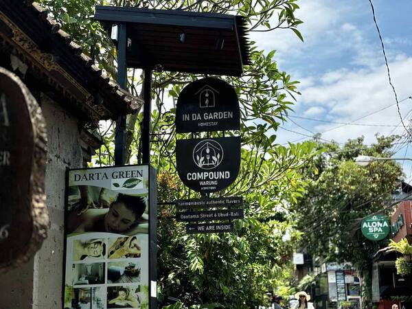 Compound Warung Ubud: Warung Keluarga Tersembunyi 30 Meter di Gang Gootama