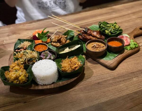 Compound Warung Ubud: Warung Keluarga Tersembunyi 30 Meter di Gang Gootama