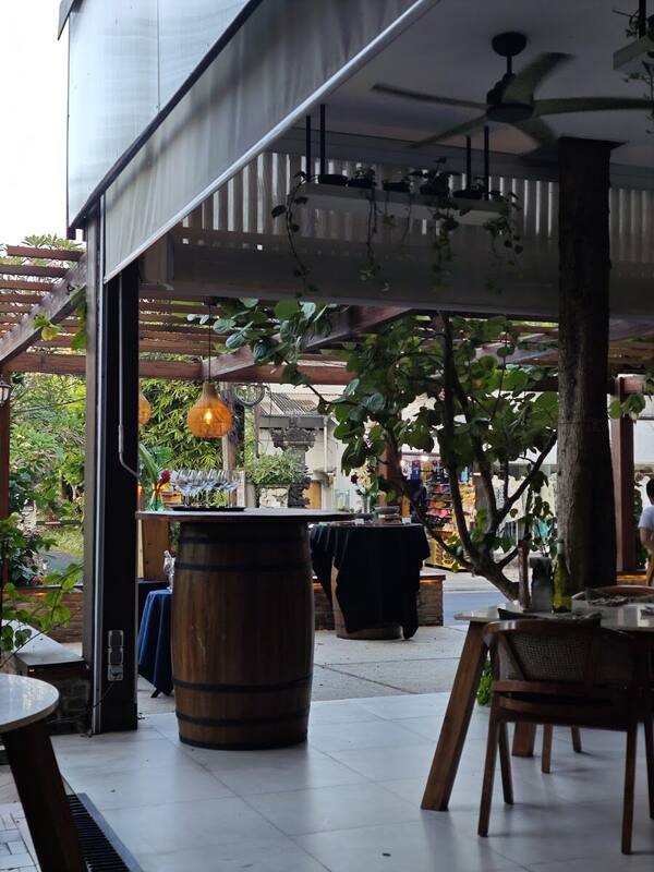 Cork French Tavern Sanur: Menu, Harga, dan Perlu Reservasi?