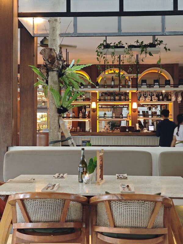 Cork French Tavern Sanur: Menu, Harga, dan Perlu Reservasi?