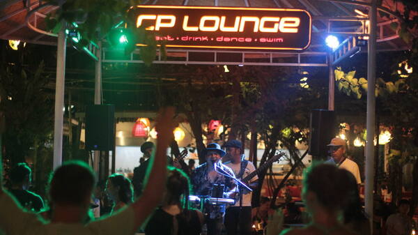 उबुद का CP Lounge कितने बजे तक खुलता है और ड्रिंक कितने के हैं?