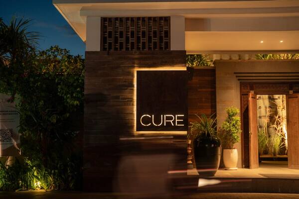 CURE Bali Canggu: Restoran Chef Michelin Andrew Walsh di Tepi Laut Regent