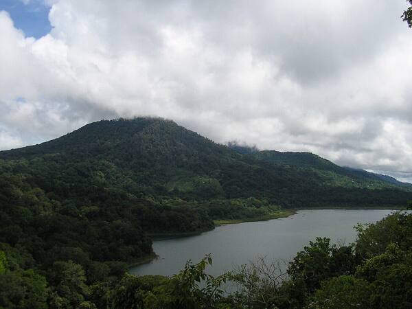 Danau Buyan, Bedugul: Danau Kembar yang Sunyi untuk Camping & Trekking