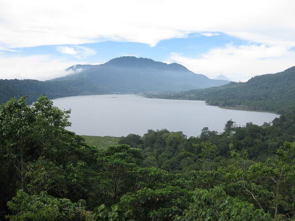 Danau Tamblingan: Danau Kaldera Tersembunyi nan Tenang di Munduk