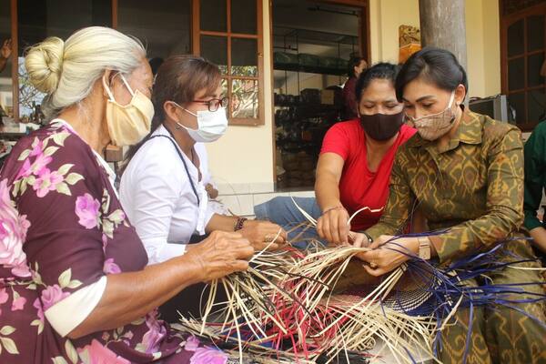 Desa Bona في Gianyar: حياكة اللونتار وجذور Kecak بعيداً عن الزحام