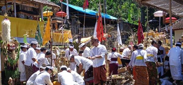 Desa Budakeling, Karangasem: Kampung Brahmana Buddha dan Perajin Perak di Kaki Gunung Agung