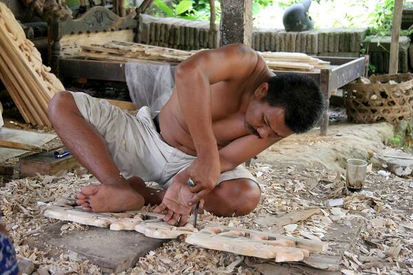 Desa Mas Gianyar: Sentra Ukir Kayu Bali dan Warisan Njana Tilem