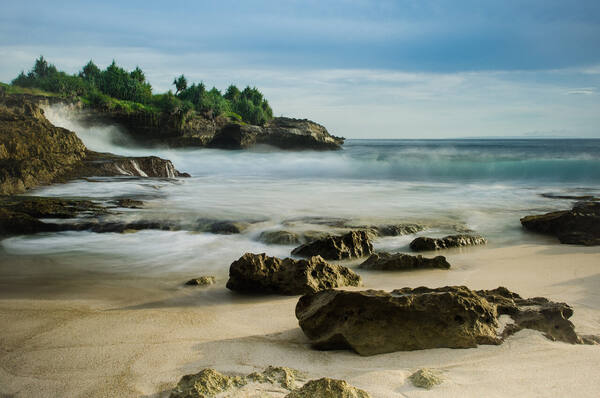 Devil's Tear Nusa Lembongan: Ledakan Ombak Dramatis di Tebing Karang