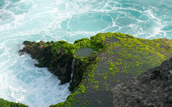 Devil's Tear Nusa Lembongan: Ledakan Ombak Dramatis di Tebing Karang