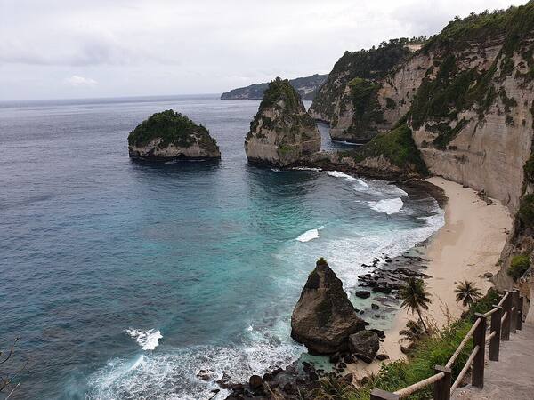 Diamond Beach Nusa Penida: White Sand, Carved Cliffs & Turquoise Water