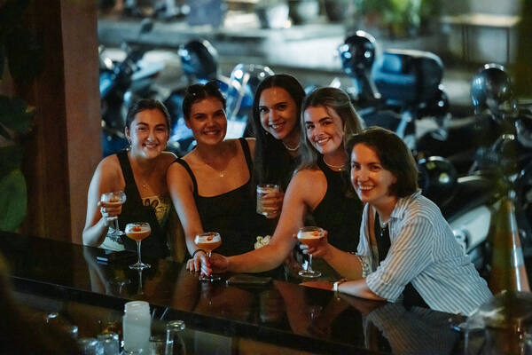 Donna Ubud: Jam Buka, Harga Cocktail, Perlu Reservasi?