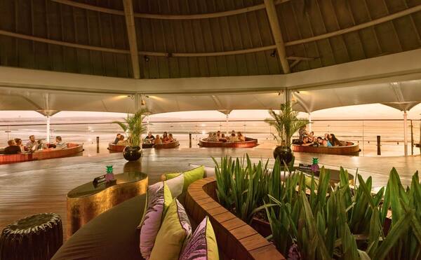 Double-Six Rooftop Seminyak: Bar Sunset 1.700 m² di Atas Pantai Double Six — Harga, Jam & Dress Code