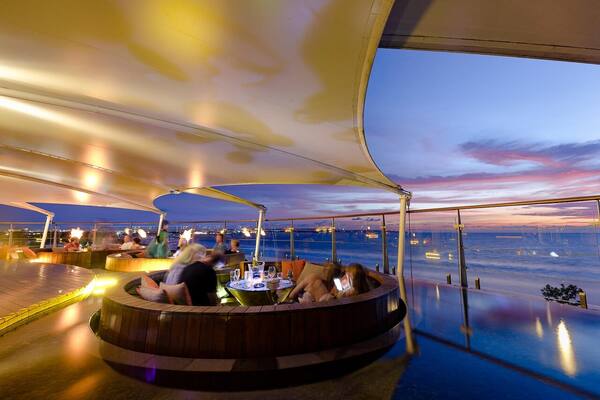 Double-Six Rooftop Seminyak: Bar Sunset 1.700 m² di Atas Pantai Double Six — Harga, Jam & Dress Code