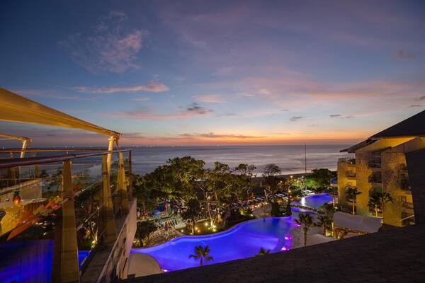 Double-Six Rooftop Seminyak: Bar Sunset 1.700 m² di Atas Pantai Double Six — Harga, Jam & Dress Code