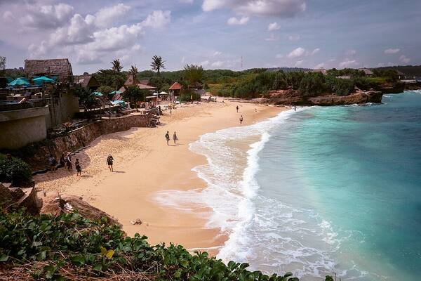 Dream Beach & Sandy Bay, Nusa Lembongan: Cliff-Backed Coves with the Most Dramatic Surf
