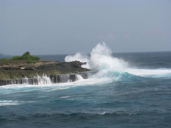 Dream Beach & Sandy Bay Nusa Lembongan: Teluk Tebing dengan Ombak Paling Dramatis