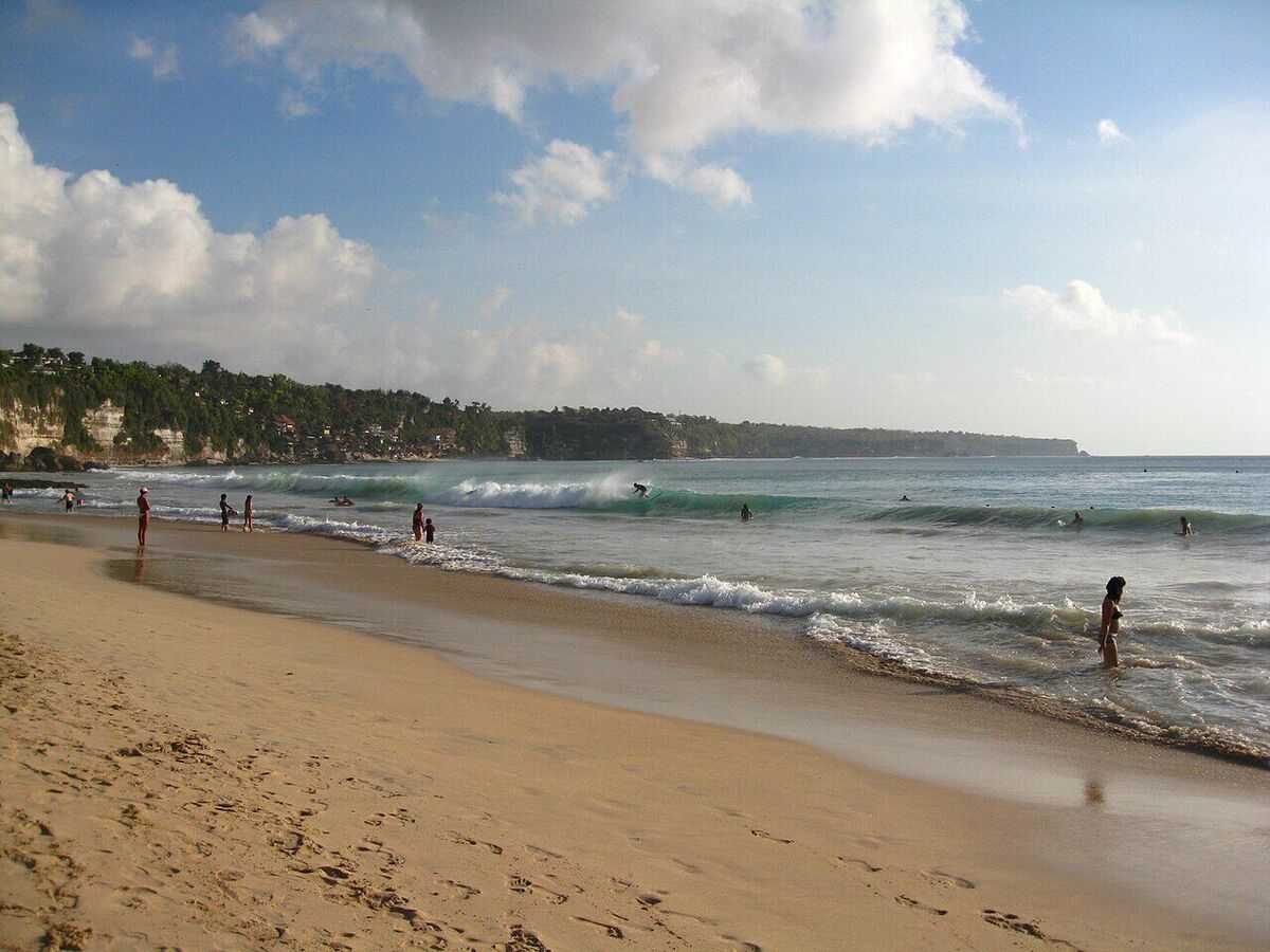 Dreamland Beach: White Sand & Big Waves Below the Pecatu Cliffs