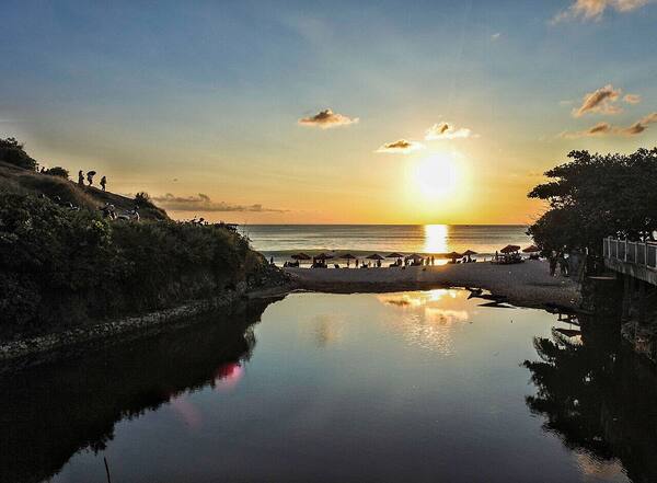 Dreamland Beach: Pasir Putih & Ombak Besar di Tebing Pecatu
