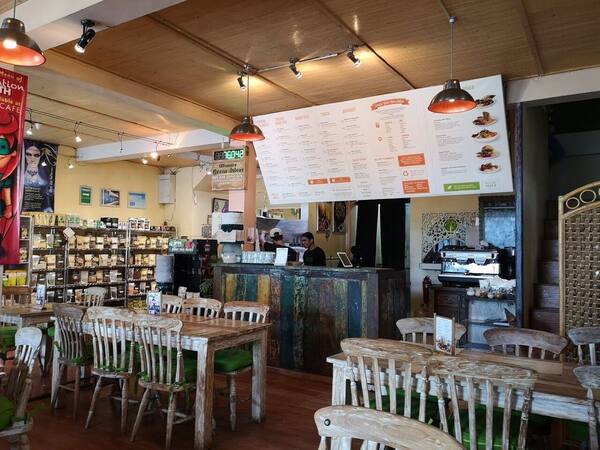 Earth Cafe & Market Seminyak: The Organic Vegan Icon on Jalan Kayu Aya