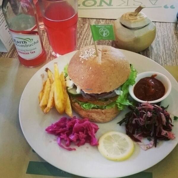 Earth Cafe & Market Seminyak: Ikon Vegan Organik di Jalan Kayu Aya