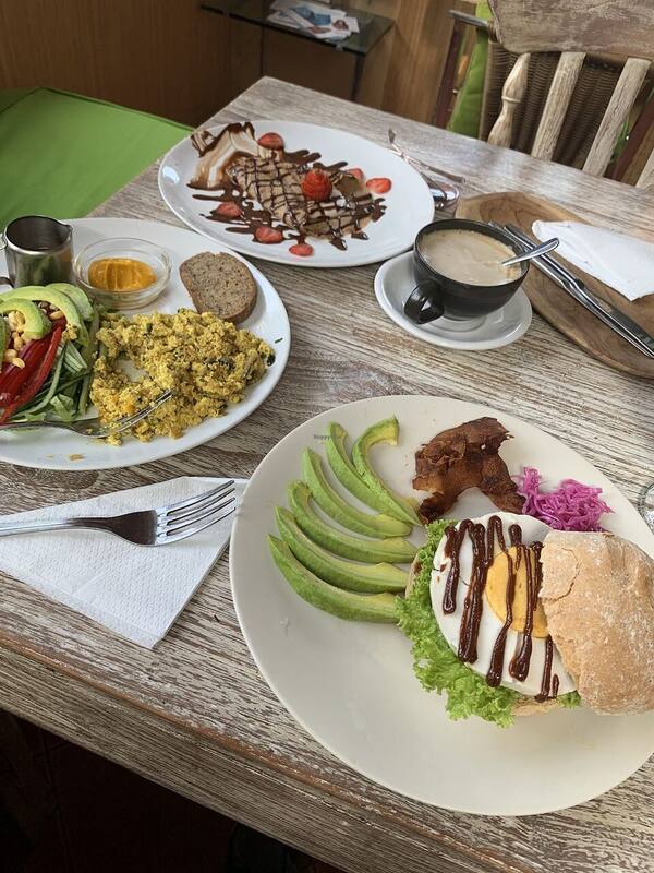 Earth Cafe & Market Seminyak: Ikon Vegan Organik di Jalan Kayu Aya
