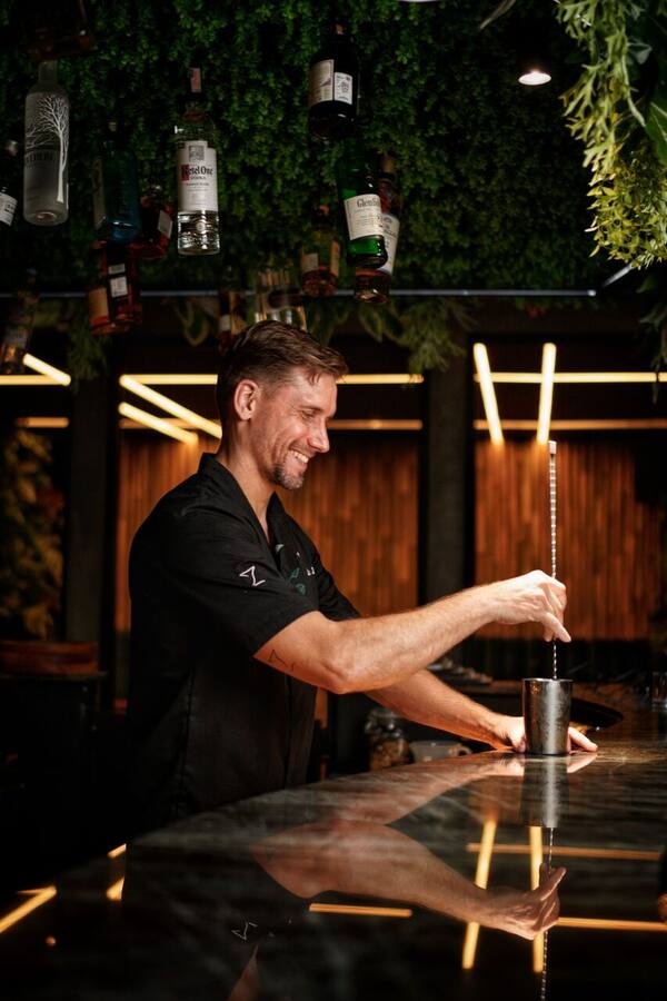 EAZY Bali Seminyak: Jam Buka, Harga Cocktail, dan Pemiliknya