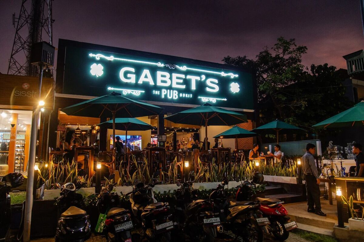 Gabet’s Pub Uluwatu: A Two-Storey Pub with Live Bands Every Night — Hours, Beer Prices & Bookings