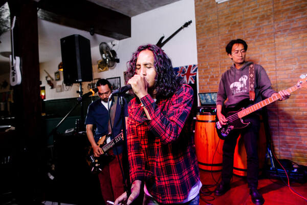 Gabet’s Pub Uluwatu: Pub Dua Lantai dengan Live Band Tiap Malam — Jam, Harga Bir & Reservasi