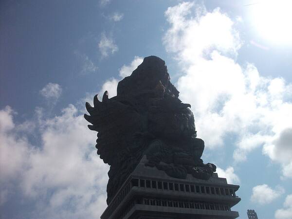 Garuda Wisnu Kencana (GWK), Ungasan: Patung Raksasa & Tari Kecak