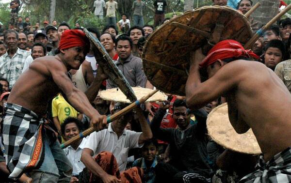 Gebug Ende, Desa Seraya: Duel Rotan Karangasem untuk Memanggil Hujan