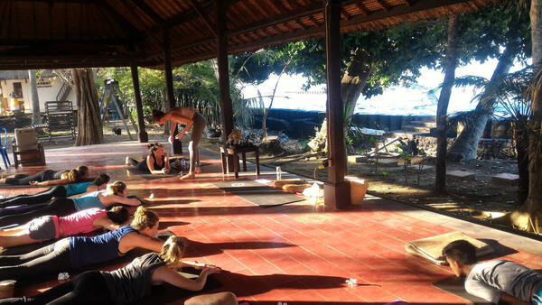 Gedong Gandhi Ashram Candidasa: Yoga, Puja, dan Hidup Sederhana di Tepi Laut