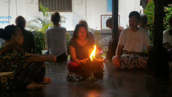 Gedong Gandhi Ashram Candidasa: Yoga, Puja, dan Hidup Sederhana di Tepi Laut