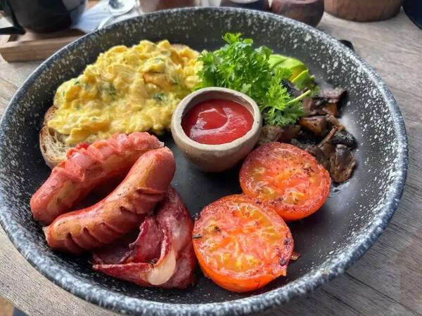 Genius Cafe Sanur: Kafe Tepi Pantai untuk Smoothie Bowl, Kopi, dan Kerja Santai