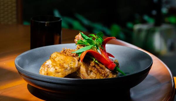 Ginger Moon Seminyak: Ayam Betutu dan Sajian Berbagi di Jalan Kayu Aya