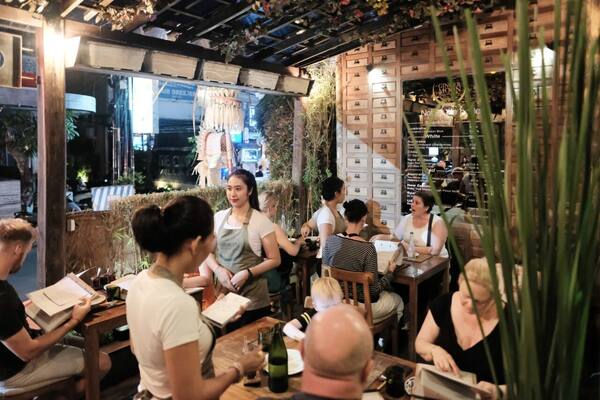 Ginger Moon Seminyak: Ayam Betutu dan Sajian Berbagi di Jalan Kayu Aya