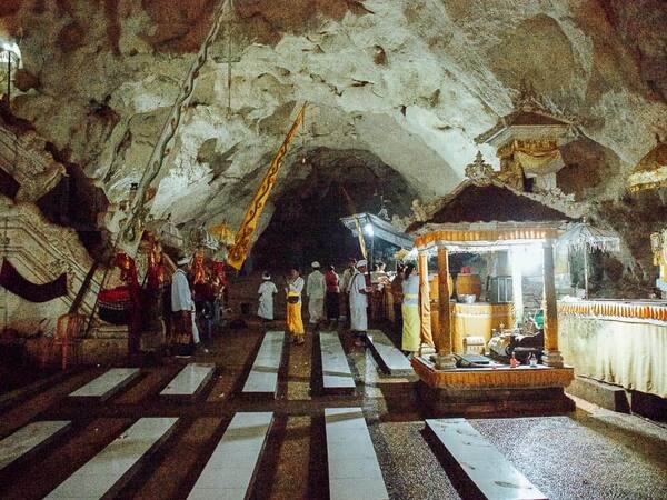 Goa Giri Putri: Gua Pura Sakral Tersembunyi di Nusa Penida Timur