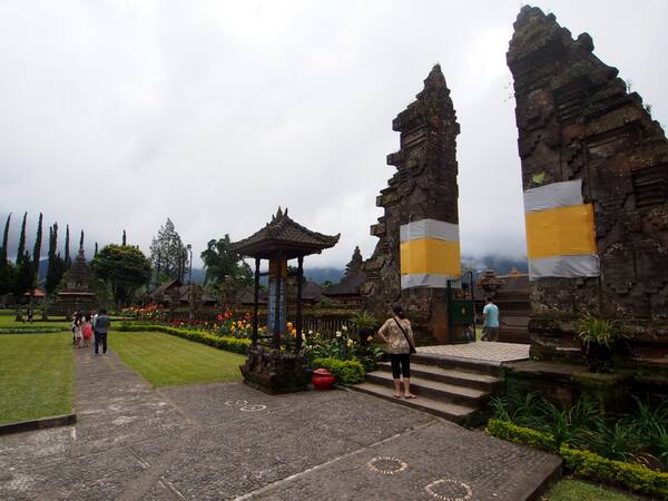 Handara Gate Bedugul: Spot Foto Ikonik di Gerbang Candi Bentar Pegunungan